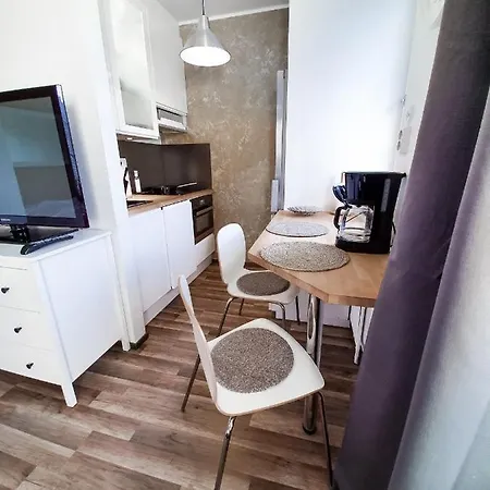 Huoneisto Very Nice Located, Just Renovated Studio, Next To Subway *