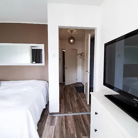 Very Nice Located, Just Renovated Studio, Next To Subway Helsinki